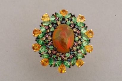 null Importante bague fleur en or jaune 18k centrée d'un cabochon d'opale de feu...