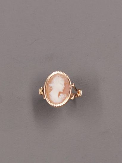 null Bague en or jaune 18k sertie d'un camée coquille "portrait de femme" - PB :...