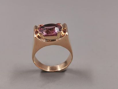 null Bague chevalière en or jaune 18k sertie d'une Tourmaline rose - Epoque 1940...