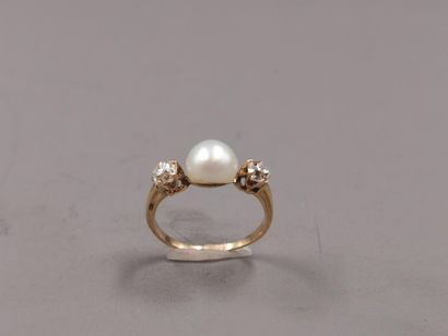 null Bague or jaune 18k sertie d'une perle blanche baroque entre deux roses - PB...