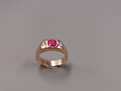 null Bague jonc en jaune 18k ornée d'un rubis de synthèse vermeil épaulé de deux...