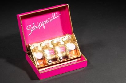 null SCHIAPARELLI
Coffret comprenant : 4 mini flacons, H : 6,5cm.
Pour les parfums...