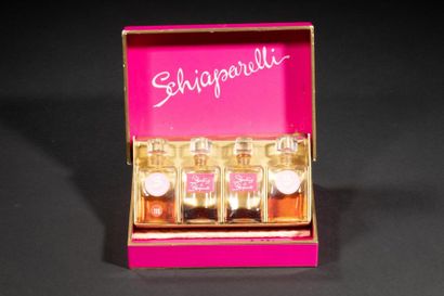 null SCHIAPARELLI
Coffret comprenant : 4 mini flacons, H : 6,5cm.
Pour les parfums...