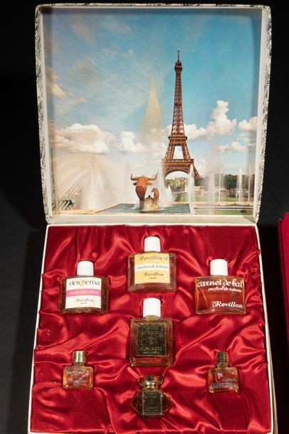 null FAMOUS PERFUMES OF PARIS
Coffret décoré d’une vue de Paris, du monument l’Arc...