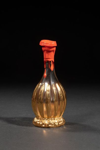 null SCHIAPARELLI « Si »
Flacon en verre, rainuré et doré. Cachet rouge siglé en...