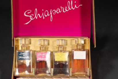 null SCHIAPARELLI
Coffret comprenant : 4 mini flacons, H : 6,5cm.
Pour les parfums...