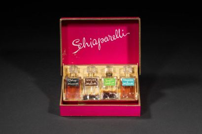 null SCHIAPARELLI
Coffret comprenant : 4 mini flacons, H : 6,5cm.
Pour les parfums...