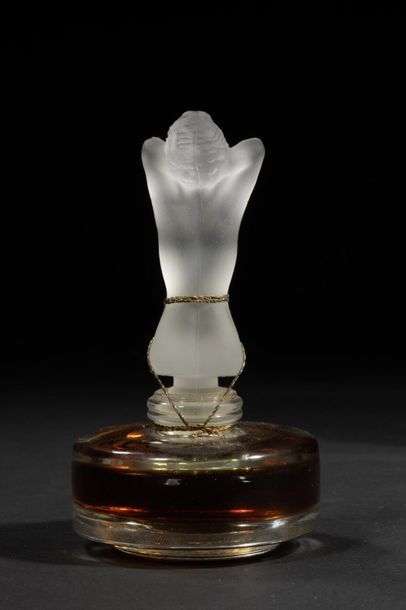 null ISADORA
Flacon en verre de forme cylindrique. Bouchon scellé figurant une
silhouette...