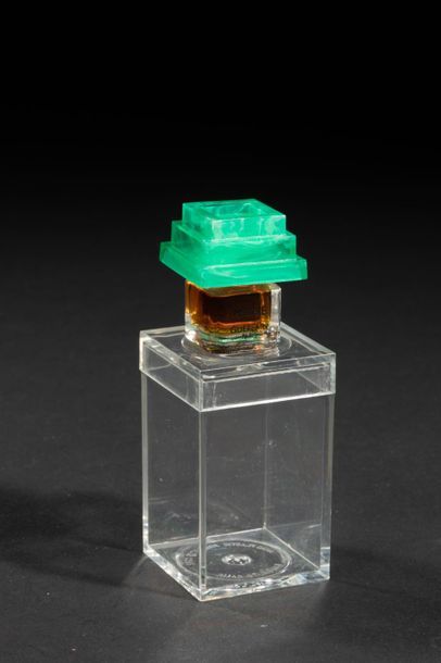 null GUERLAIN « Parure » Miniature modèle pagode, en verre. Titrée sur une face «...
