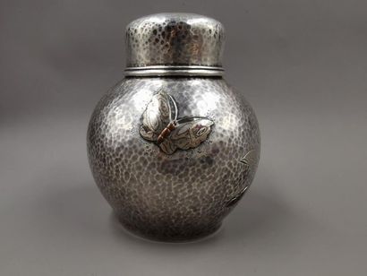 null TIFFANY & CO
Exceptionnel Flacon à thé ovoïde en argent martelé, circa 1880
Tiffany...