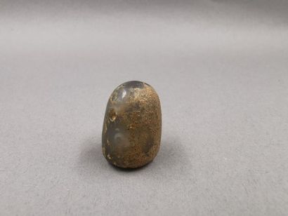 null Cachet.Prêtre devant un autel orné du signe du Dieu Marduk.Agate calcédoine...