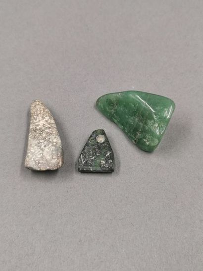 null Trois amulettes en pierre dont deux haches amulettes néolithiques.L :1,5 à ...
