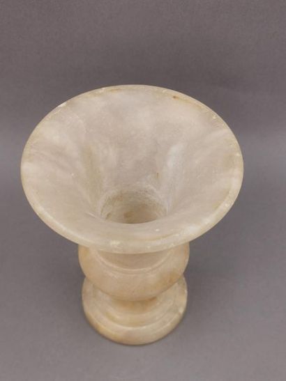 null Vase en albâtre style Médicis.XIX-XXès.H :15cm.