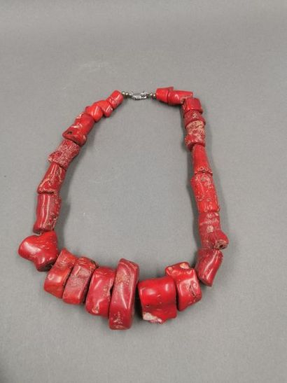 null Collier de grandes perles baroques de gorgones colorées du Tibet.Ayant pour...