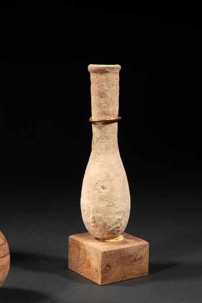 null Cinq vases en terre cuite dont fioles,amphorisques et pichet.En l’état.Diverses...