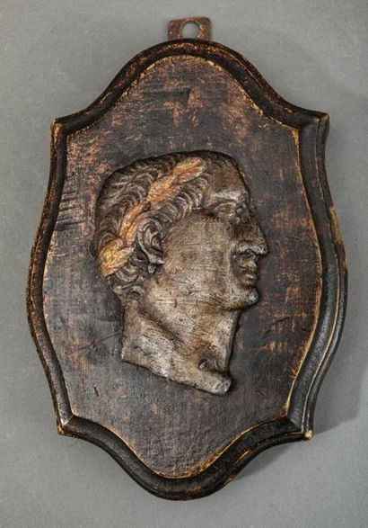 null Profil d’Empereur en plomb doré un médaillon en bois - En partie XIXème s.