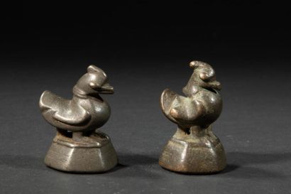 null Deux poids aviformes. Bronze.Birmanie.XVIII-XIXès.H env 5cm.