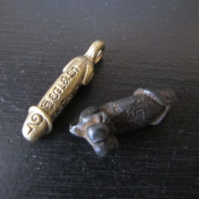 null Asie. Thaïlande. Deux phallus-amulettes « Palad Khik ». Talismans magiques de...