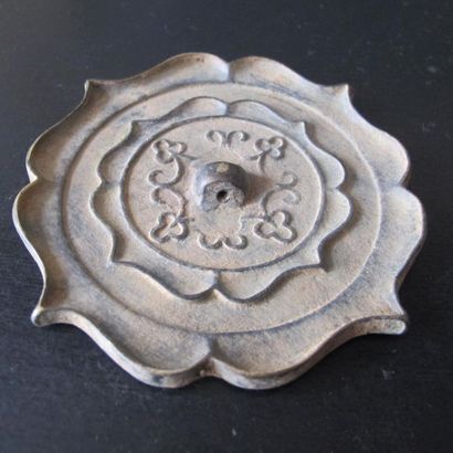 null Asie. Chine. MIROIR QUADRILOBE A LA FLEUR DE LOTUS STYLISEE. Bronze à patine...