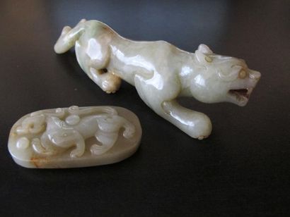 null Asie. Chine. UNE STATUETTE ET UN PENDENTIF REPRESENTANT UN TIGRE. Jade néphrite...