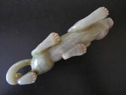 null Asie. Chine. UNE STATUETTE ET UN PENDENTIF REPRESENTANT UN TIGRE. Jade néphrite...