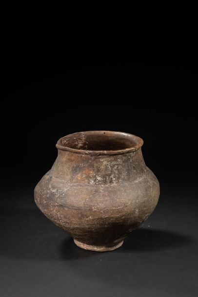 null Vase - Terre cuite à panse large et piédouche - Epoque néolithique ou chalcolithique...