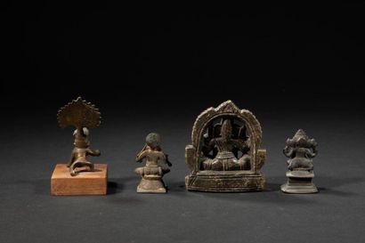 null Différentes divinités du panthéon hindo-bouddhiste dont deux Ganesh.Circa XIXèS.Bronze...
