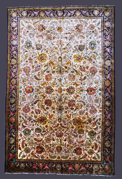 null TAPIS - Important et fin Tapis Ghoum en soie ( iran ) époque du Shah - Velours...