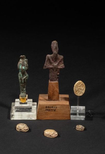 null Deux Osiris d’époque ptolémaïque dont fragment et cinq scarabées en stéatite...