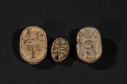null Deux Osiris d’époque ptolémaïque dont fragment et cinq scarabées en stéatite...