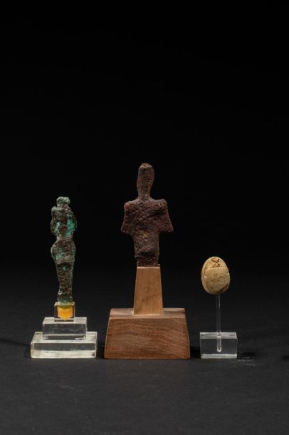 null Deux Osiris d’époque ptolémaïque dont fragment et cinq scarabées en stéatite...
