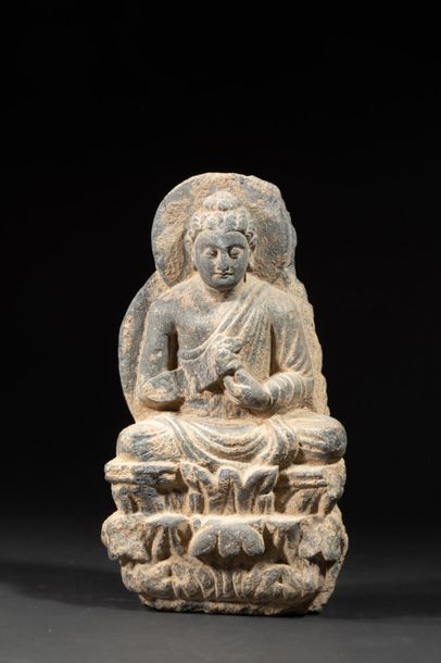 null Bouddha debout sur socle lotiforme en schiste sculpté. Art gréco-bouddhique...