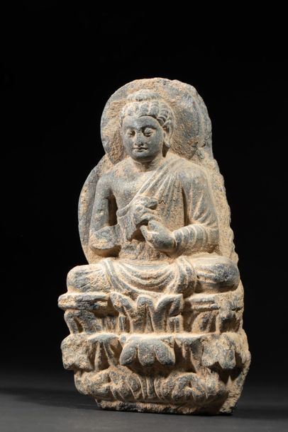 null Bouddha debout sur socle lotiforme en schiste sculpté. Art gréco-bouddhique...