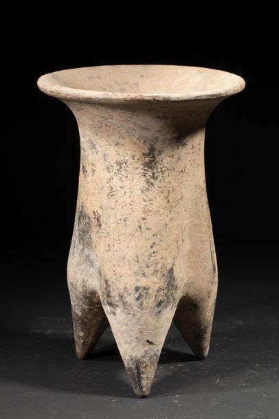 null Vase tripode Li.Néolithique - circa 1500 av J.C.Culture Xiajiadan.Terre cuite....