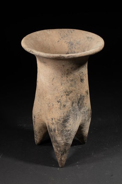 null Vase tripode Li.Néolithique - circa 1500 av J.C.Culture Xiajiadan.Terre cuite....