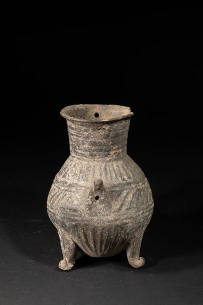 null Vase tripode décoré en haut relief.Néolithique. Manque une anse.Circa 3000-2500...