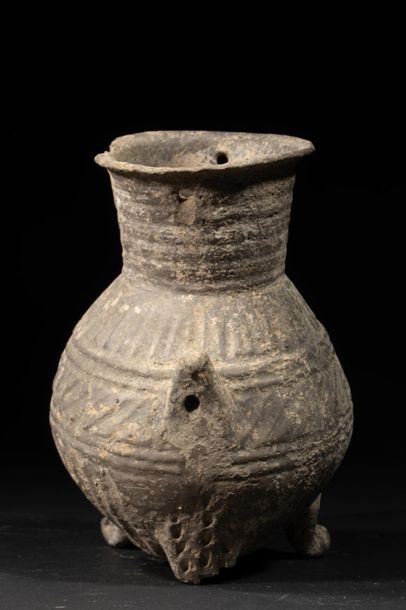 null Vase tripode décoré en haut relief.Néolithique. Manque une anse.Circa 3000-2500...