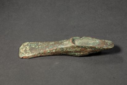 null Hache à talon.Bronze.Age du Bronze.En l’état. L :14,5cm.