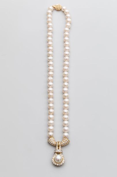 null Collier de perles de culture agrémenté d'un pendentif goutte en or jaune 18k...