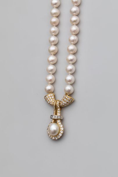 null Collier de perles de culture agrémenté d'un pendentif goutte en or jaune 18k...