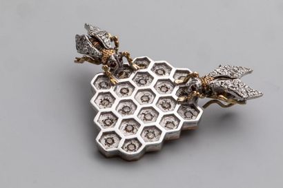null Broche nid d'abeille en or gris 14k pavée de diamants - PB : 29,9gr - Hauteur...