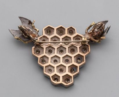 null Broche nid d'abeille en or gris 14k pavée de diamants - PB : 29,9gr - Hauteur...