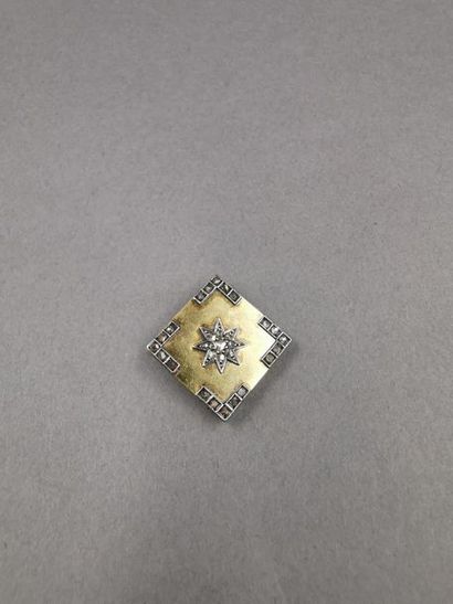 null Quadrangular brooch in 18k yellow gold surmounted by rose-cut diamonds on a...