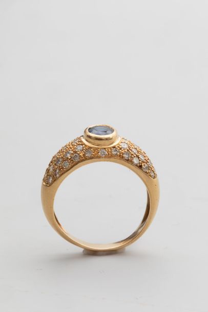 null Anneau jonc pavé de diamants en or jaune 18k surmontée d'un saphir ovale facetté...