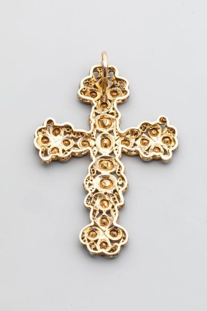 null Importante croix en or jaune18k et argent à motif de ruban ornée de diamants...