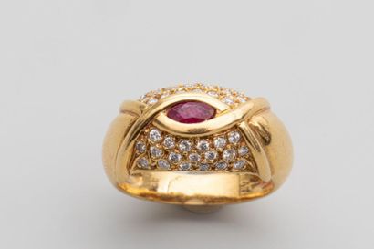 null Bague jonc en or jaune 18k surmontée d'un motif en forme de nœud pavé de diamants...