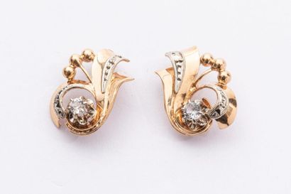 null Boucles d'oreilles à volutes en or jaune 18k ornée de pierre blanches - Epoque...