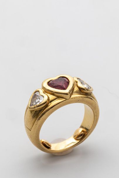 null Bague jonc en or jaune 18k surmontée d'un rubis et de deux diamants taillés...