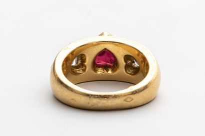 null Bague jonc en or jaune 18k surmontée d'un rubis et de deux diamants taillés...