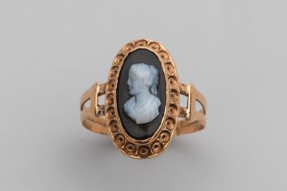 null Ring in 18k yellow gold with a cameo on agate representing a bust of a woman...